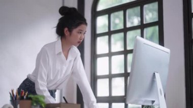 Genç Asyalı Grafik Tasarımcı Kadınlar veya yaratıcı tutuş stili kalem faresi ve malzeme rengi pantonu seçimi.