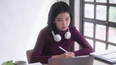 Genç Asyalı öğrenci üniversite bayan öğrencisi dijital tablette elektronik kalem notu kullanıyor..