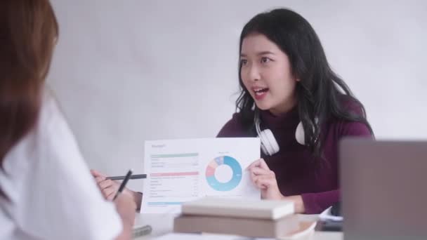 Les Jeunes Étudiantes Asiatiques Soutiennent Amicalement Discussion Remue Méninges Sur — Video
