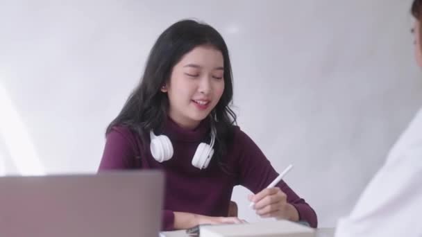 Jovens Estudantes Asiáticos Apoio Amigável Menina Discutir Brainstorming Seu Projeto — Vídeo de Stock