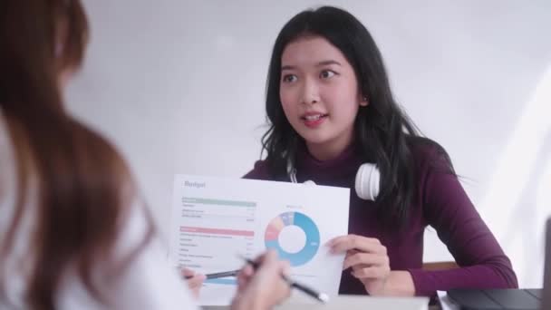Jonge Aziatische Studenten Meisje Vriendelijke Ondersteuning Bespreken Brainstormen Hun Schoolproject — Stockvideo