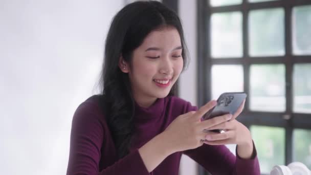 Junge Asiatische Studentinnen Die Smartphone Gadget App Verwenden Oder Videos — Stockvideo