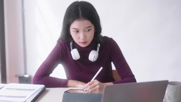 Estudiante Asiática Joven Universitaria Universitaria Estudiante Que Usa Bolígrafo Electrónico — Vídeo de stock