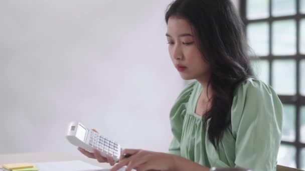 Genç Asyalı Üniversite Öğrencisi Kadınlar Evdeki Oturma Odasında Dijital Tabletle — Stok video