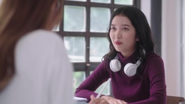Jóvenes Estudiantes Asiáticos Chica Apoyo Amistoso Discutir Lluvia Ideas Sobre — Vídeo de stock
