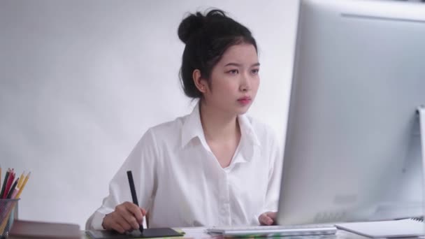 Τόνισε Ασιατικές Γυναίκες Εσωτερική Γραφίστρια Δυσαρεστημένη Την Εργασία Της Πάρει — Αρχείο Βίντεο