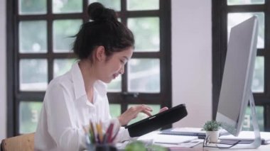 Genç Asyalı Grafik Tasarımcısı ya da iç tasarımcı kadınlar evdeki masaüstü tasarım projesi için dijital tablete dijital stilus kalemle çizim yaparak çalışıyorlar. Yüksek kalite 4k görüntü