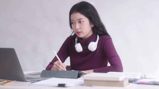 Junge Asiatische Studentinnen Der Universität Nutzen Elektronische Stiftzettelschrift Digitalen Tablet — Stockvideo