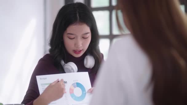 Jonge Aziatische Studenten Meisje Vriendelijke Ondersteuning Bespreken Brainstormen Hun Schoolproject — Stockvideo