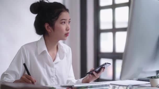 Jovem Asiática Designer Gráfico Freelance Feminino Artista Retocador Desenho Tablet — Vídeo de Stock