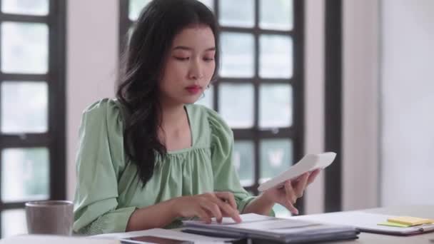 Mladé Asijské Vysokoškolské Studentky Online Lekce Learning Digitální Tablet Sluchátka — Stock video