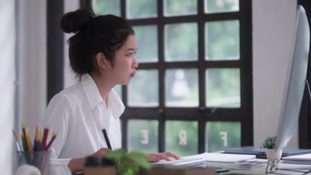 Souligné Les Femmes Asiatiques Graphiste Intérieur Insatisfaite Son Travail Obtenir — Video