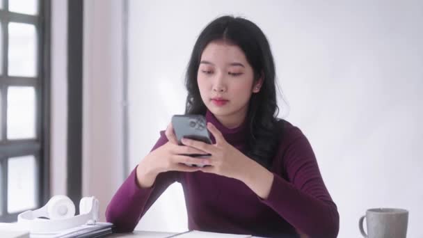 Junge Asiatische Studentinnen Die Smartphone Gadget App Verwenden Oder Videos — Stockvideo
