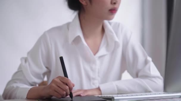 Souligné Les Femmes Asiatiques Graphiste Intérieur Insatisfaite Son Travail Obtenir — Video