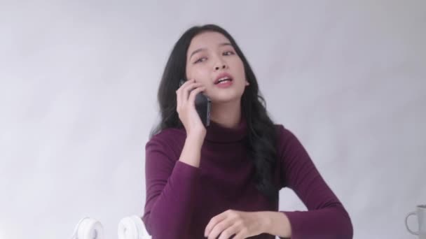 Νεαρή Ασιάτισσα Φοιτήτρια Που Μιλάει Μέσω Smartphone Κινητού Και Έχει — Αρχείο Βίντεο