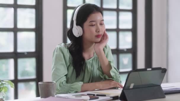 Felici Studentesse Asiatiche Che Indossano Cuffie Usano Tablet Digitale Ascoltare — Video Stock