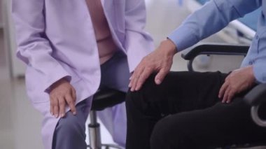 Kıdemli Asyalı Kadın Doktor Fizyoterapist yaşlı erkek hastaları tedavi ediyor diz ağrısı sorunu ya da hastanedeki ortopedi ünitesinde kayropraktik bacak düzeltmesi
