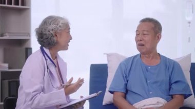 Kıdemli Asyalı Kadın Doktor, klinikteki sağlık kontrolü sırasında muayene odasında, sağlık hizmetlerinde ya da hastanede üst düzey bir erkek hastayla konuşuyor. Yüksek kalite 4k görüntü