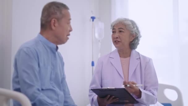 Senior Asian Women Doctor Praten Tijdens Medische Controle Kliniek Overleg — Stockvideo