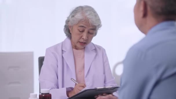 Senior Asian Women Doctor Praten Tijdens Medische Controle Kliniek Overleg — Stockvideo