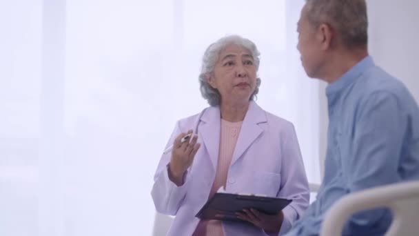 Senior Asian Women Doktor Spricht Während Der Medizinischen Untersuchung Der — Stockvideo