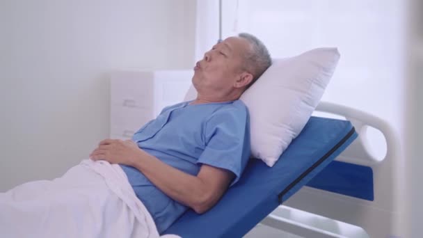 Positivo Felice Asiatico Paziente Anziano Sdraiato Nel Letto Ospedale Sorridente — Video Stock