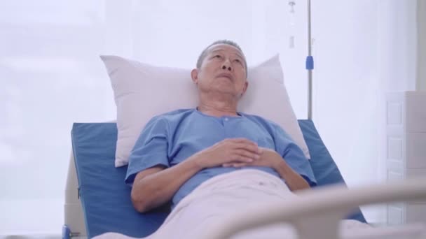 Pensativo Triste Senior Asiático Paciente Hombre Hospital Cama Enfermo Herido — Vídeos de Stock