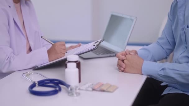 Ανώτερες Ασιάτισσες Γιατρός Μιλάει Κατά Διάρκεια Ιατρικού Ελέγχου Κλινική Διαβούλευση — Αρχείο Βίντεο