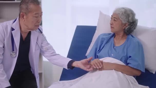 Professionelle Spezialisten Senior Asiatische Mann Arzt Unterstützung Ermutigen Rentner Ältere — Stockvideo