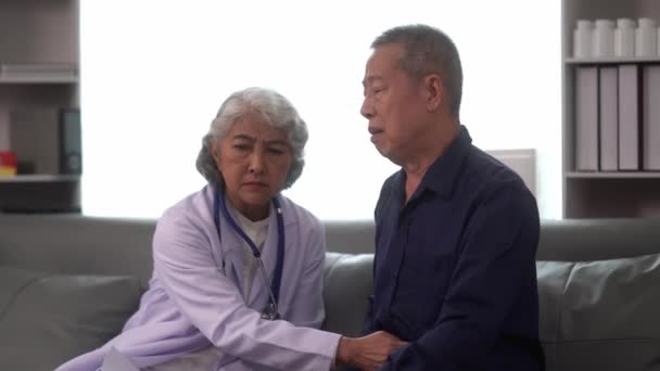 Senior Asian Women Läkarkonsultation Med Ung Senior Man Patient Med — Stockvideo