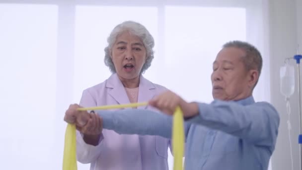 Старшие Азиатские Женщины Физиотерапевт Сиделка Ассистент Упражнения Зрелым Азиатским Мужчиной — стоковое видео