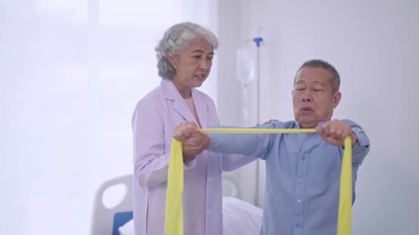 Senior Asijské Ženy Fyzioterapeut Ošetřovatel Asistent Cvičení Zralý Asijské Muž — Stock video