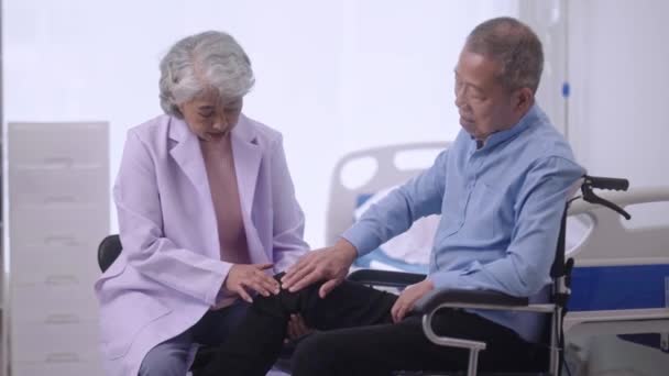 Mulheres Asiáticas Sênior Médico Fisioterapeuta Tratando Exame Homem Velho Pacientes — Vídeo de Stock