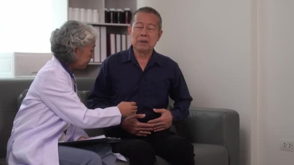 Senior Asian Women Consulta Médica Com Jovem Paciente Sexo Masculino — Vídeo de Stock