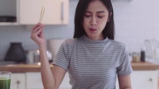 Adolescente Asiática Mujer Chica Teniendo Almuerzo Comer Una Comida Sosteniendo — Vídeos de Stock