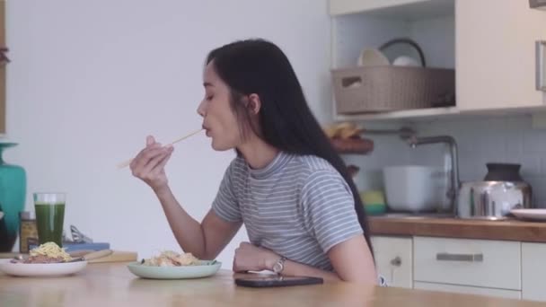 Έφηβη Ασιάτισσα Κοπέλα Τρώει Μεσημεριανό Και Τρώει Ένα Γεύμα Κρατώντας — Αρχείο Βίντεο