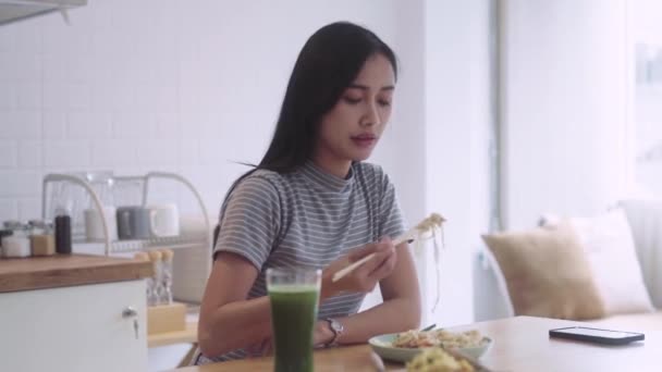 Adolescente Asiática Mujer Chica Teniendo Almuerzo Comer Una Comida Sosteniendo — Vídeo de stock