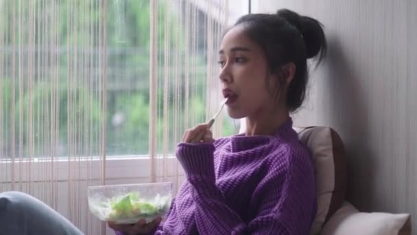 Asyalı Sağlıklı Kadın Salata Kasesi Tutuyor Öğle Yemeğinde Kilo Verme — Stok video