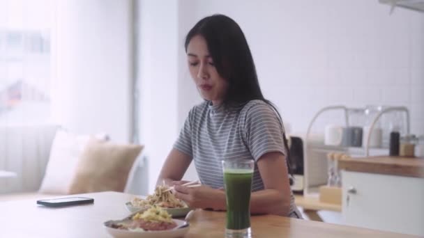 Підліток Азіатські Жінки Дівчина Обідає Їсть Їжу Тримаючи Палички Рук — стокове відео