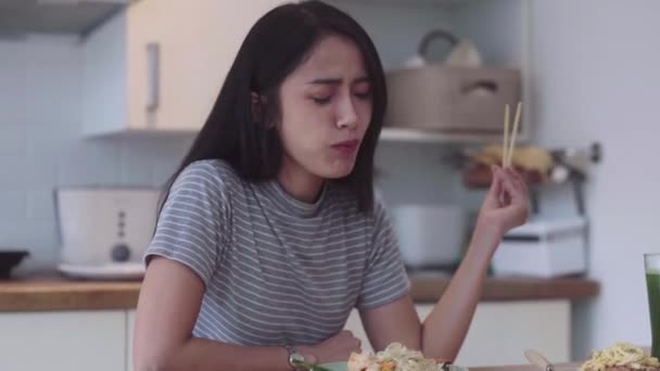 Adolescente Asiatique Femmes Fille Avoir Déjeuner Manger Repas Tenant Baguettes — Video