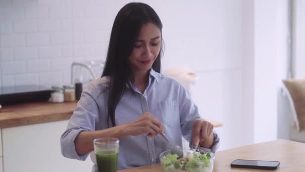 Sana Donna Asiatica Mescolando Preparare Insalata Verdure Cottura Cucina Casa — Video Stock