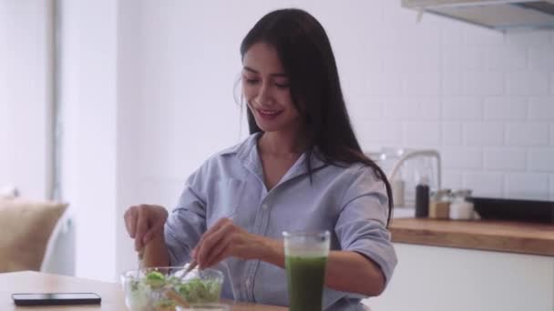 Gezonde Aziatische Vrouw Mengen Koken Groente Salade Keuken Thuis Veganistisch — Stockvideo