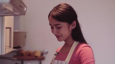 Sağlıklı Asyalı kadın evdeki mutfakta sebze salatası hazırlıyor. Vejetaryen gıda konsepti. Yüksek kalite 4k görüntü