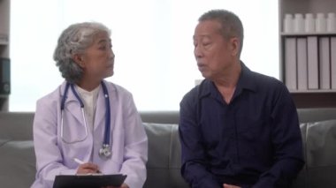 Kıdemli Asyalı Kadın Doktor, klinikteki sağlık kontrolü sırasında muayene odasında, sağlık hizmetlerinde ya da hastanede üst düzey bir erkek hastayla konuşuyor. Yüksek kalite 4k görüntü