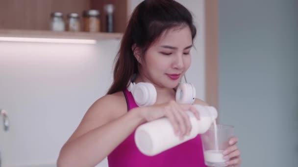 Santé Sportive Jeune Femme Asiatique Tenue Sport Tenant Buvant Lait — Video