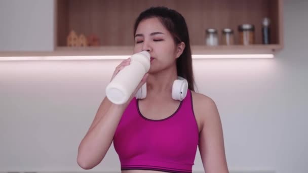Wanita Asia Muda Yang Sehat Dalam Pakaian Olahraga Memegang Dan — Stok Video