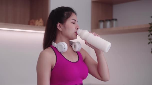 Spor Kıyafetleri Içinde Sağlıklı Genç Bir Asyalı Kadın Saf Süt — Stok video