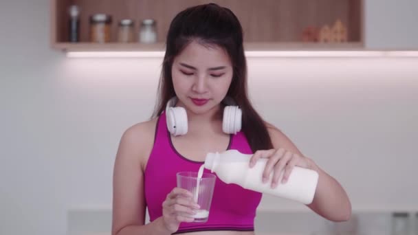 Gesunde Sportliche Junge Asiatin Sportbekleidung Die Reine Milch Oder Molke — Stockvideo