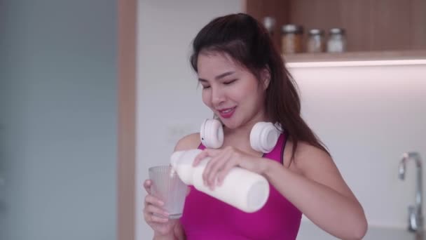 Spor Kıyafetleri Içinde Sağlıklı Genç Bir Asyalı Kadın Saf Süt — Stok video