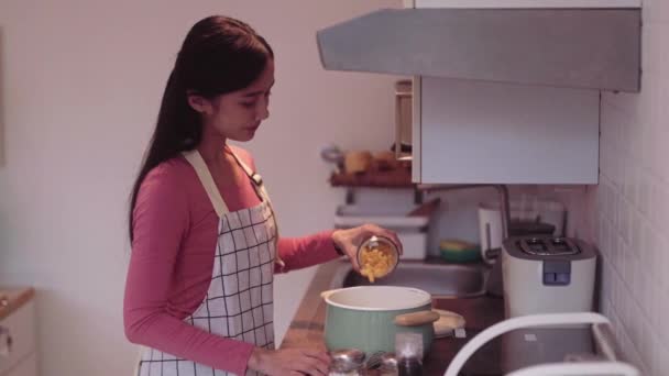 Atractiva Feliz Delgada Mujer Asiática Ama Casa Preparando Pasta Macarrones — Vídeos de Stock